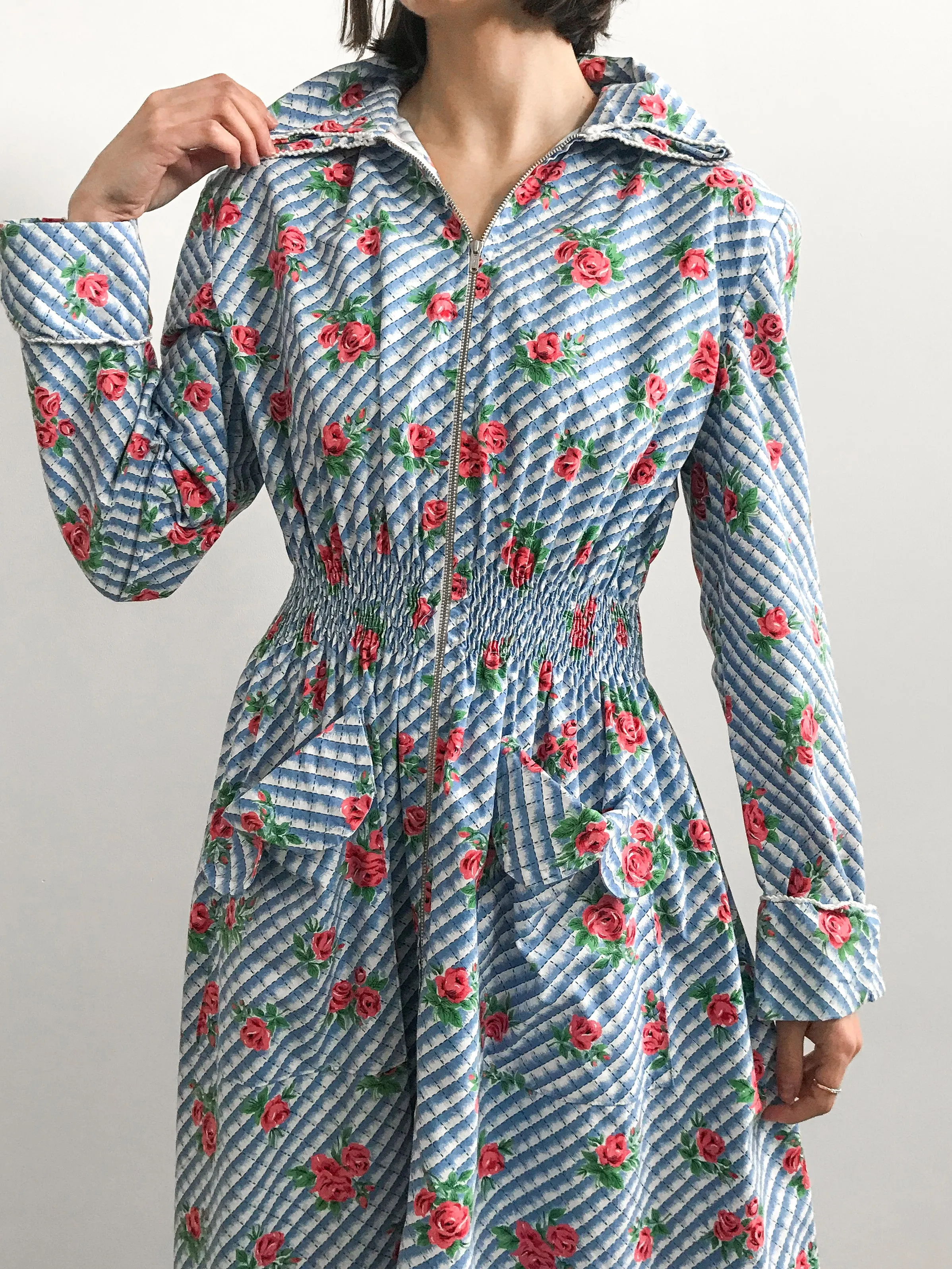 1940s Rose Print Collared Housecoat