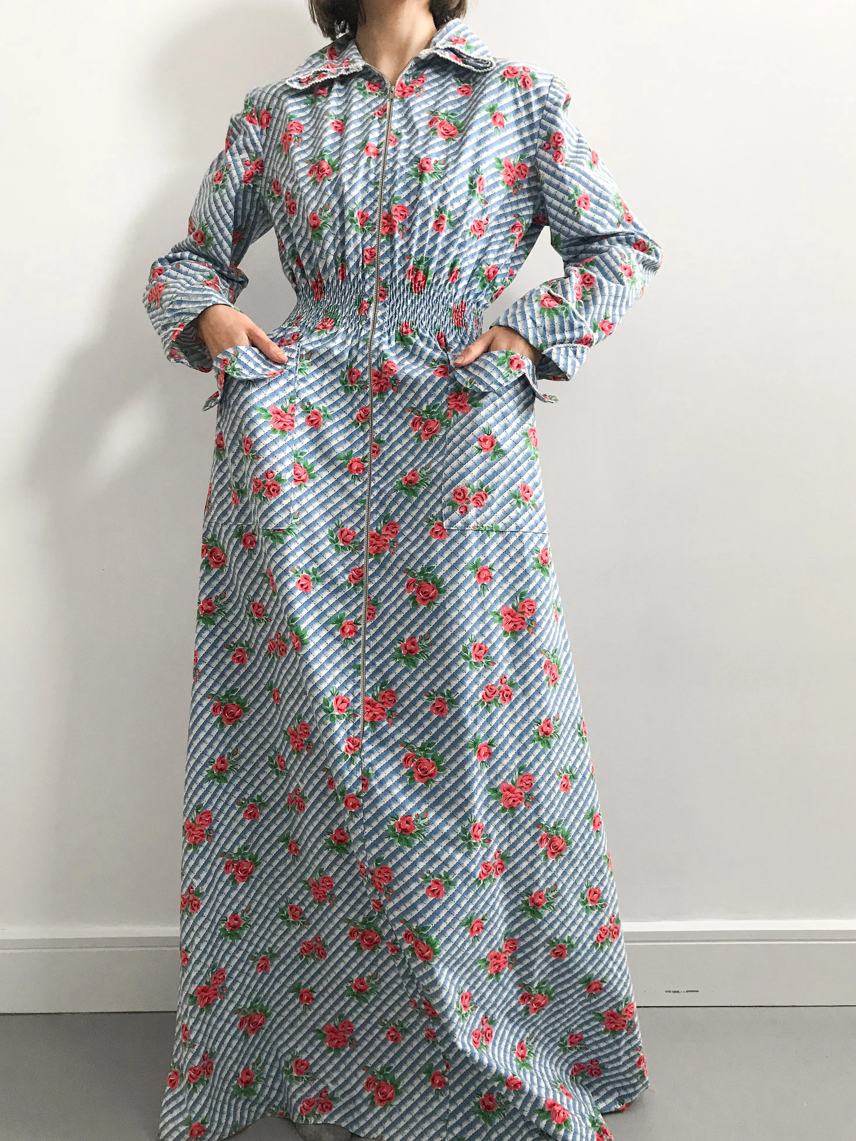 1940s Rose Print Collared Housecoat
