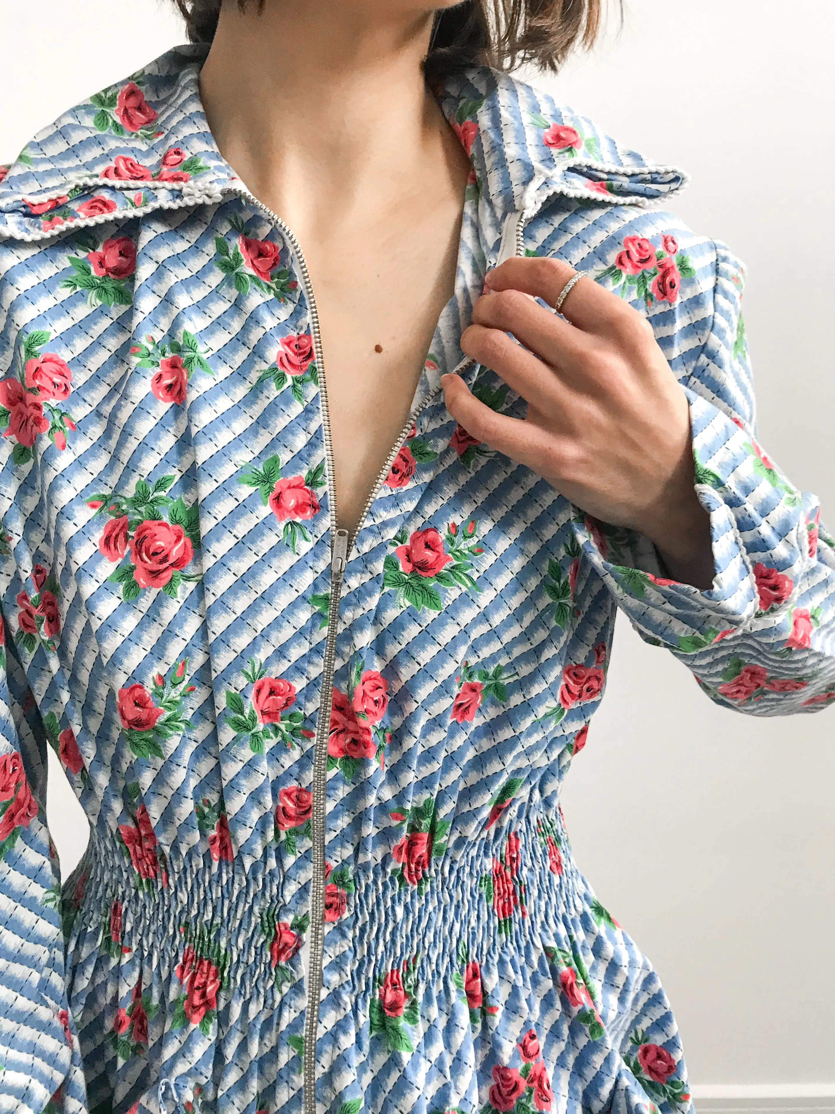 1940s Rose Print Collared Housecoat