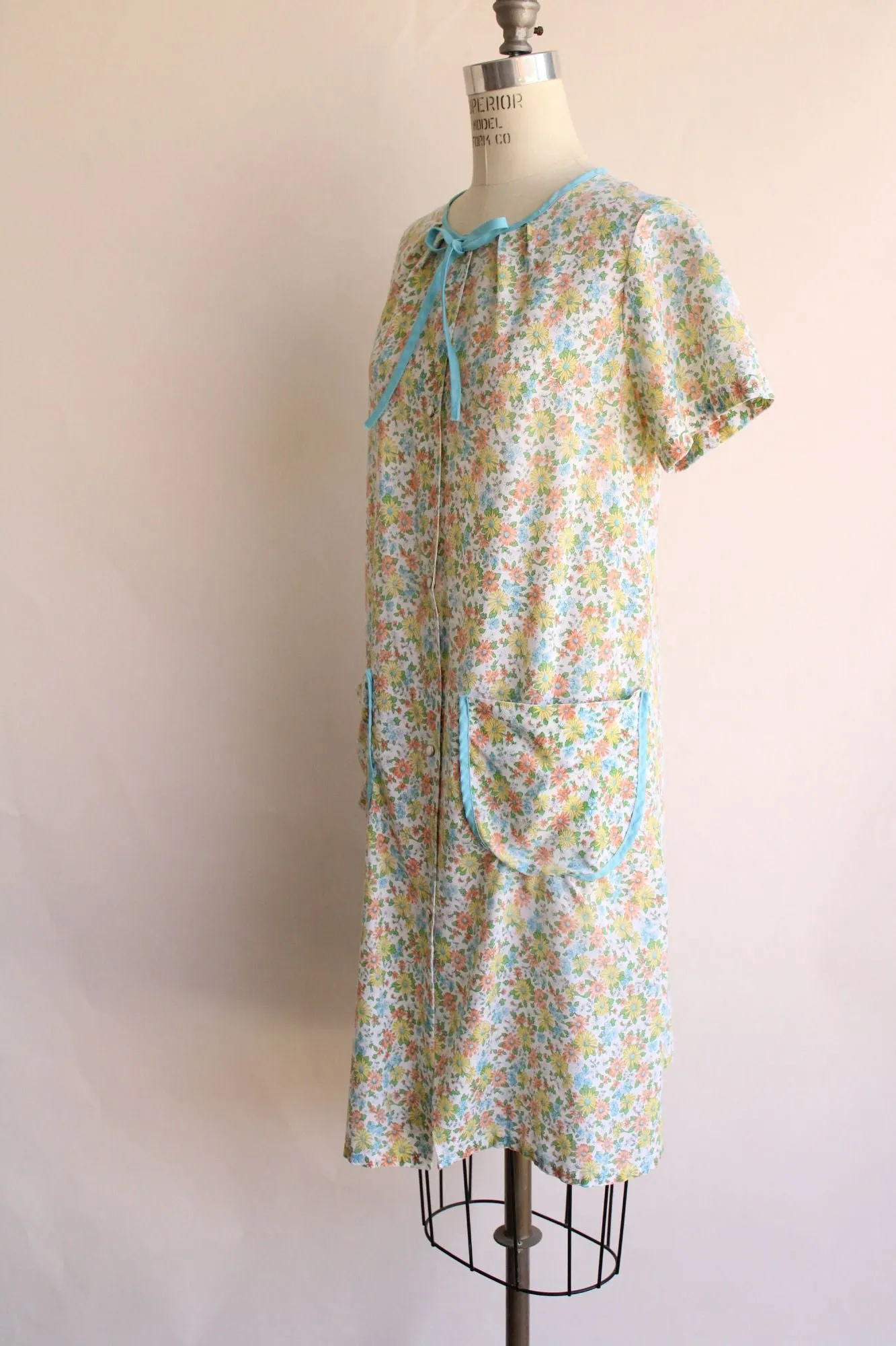 Vintage 1960s 1970s Floral Print Housecoat with Pockets