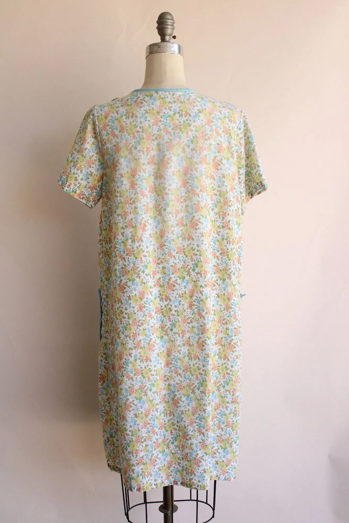 Vintage 1960s 1970s Floral Print Housecoat with Pockets