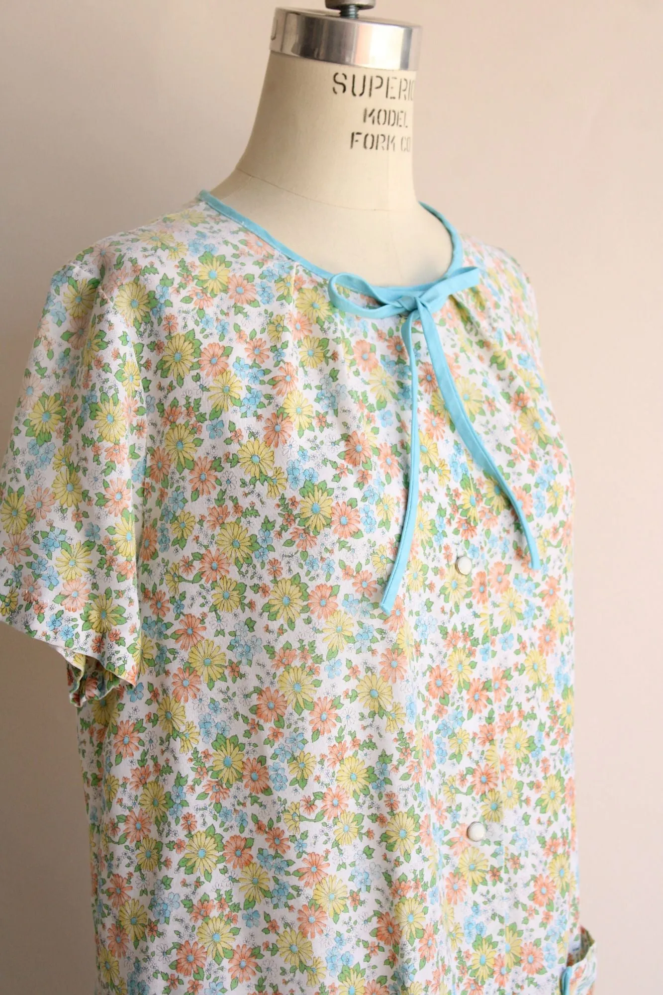 Vintage 1960s 1970s Floral Print Housecoat with Pockets