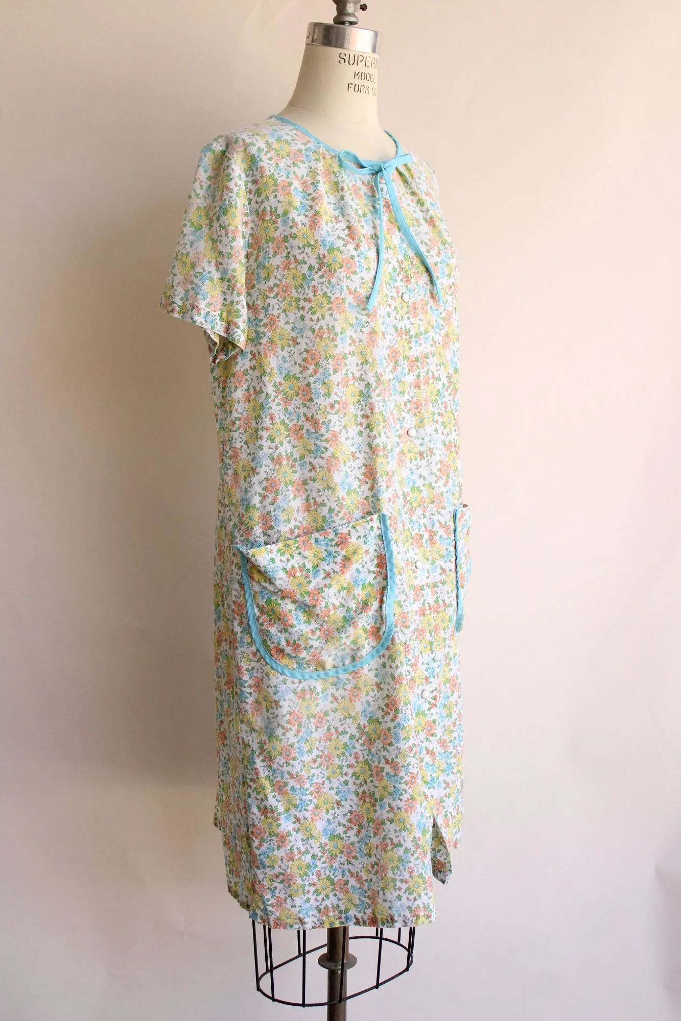 Vintage 1960s 1970s Floral Print Housecoat with Pockets